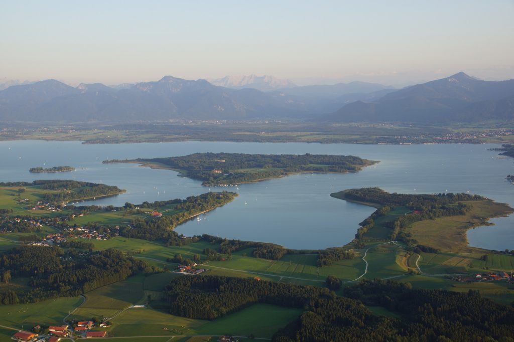 Blick über den Chiemsee und den Chiemgau bis zu den Alpen