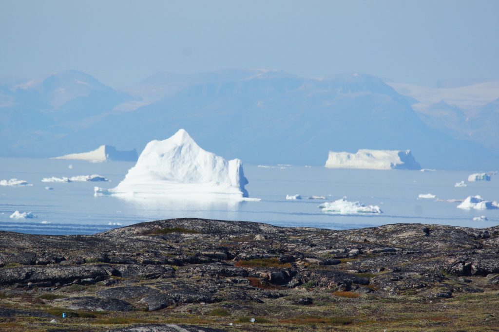 Eisberge schwimmen vor der Küste von Grönland