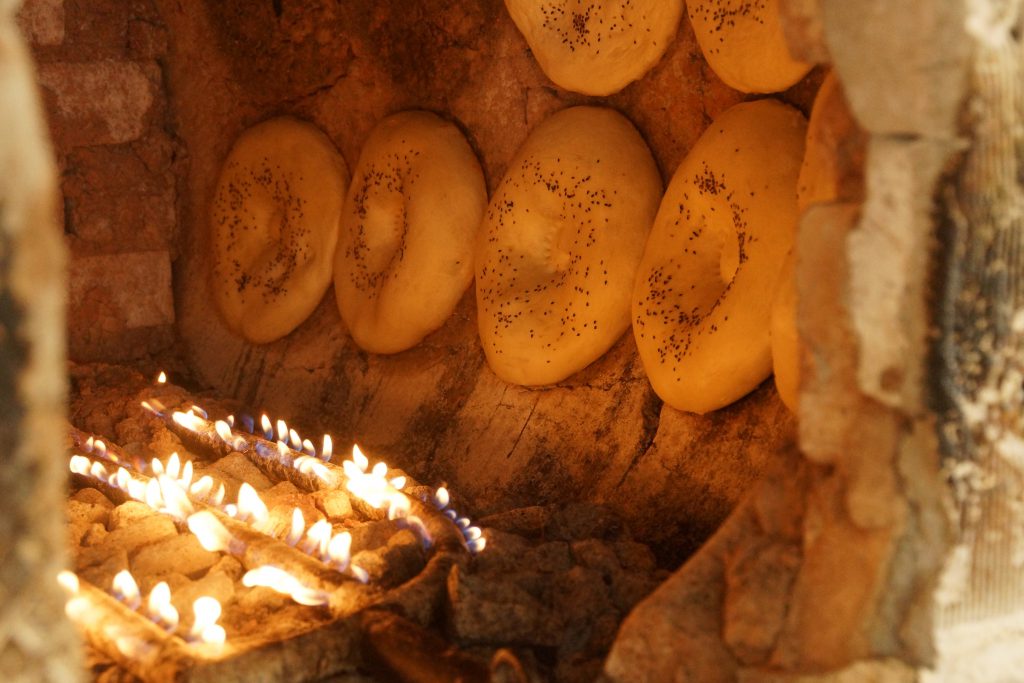 Brot wird in Usbekistan traditionell im Tandyr gebacken